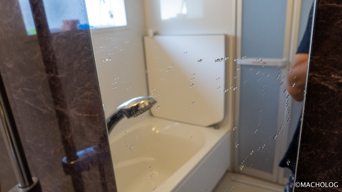 お風呂の鏡（くもり止め加工）についたウロコ状の汚れは「耐水ペーパー#1200」でキレイになる！│MACHOLOG
